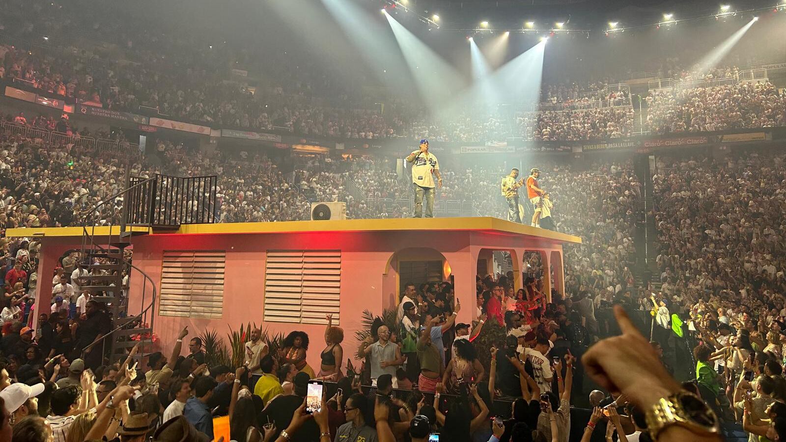 Juntos cantaron el tema "Safaera".