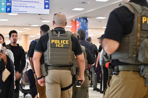 “Tengan los papeles al día”: exhortan ante presencia de ICE en el aeropuerto