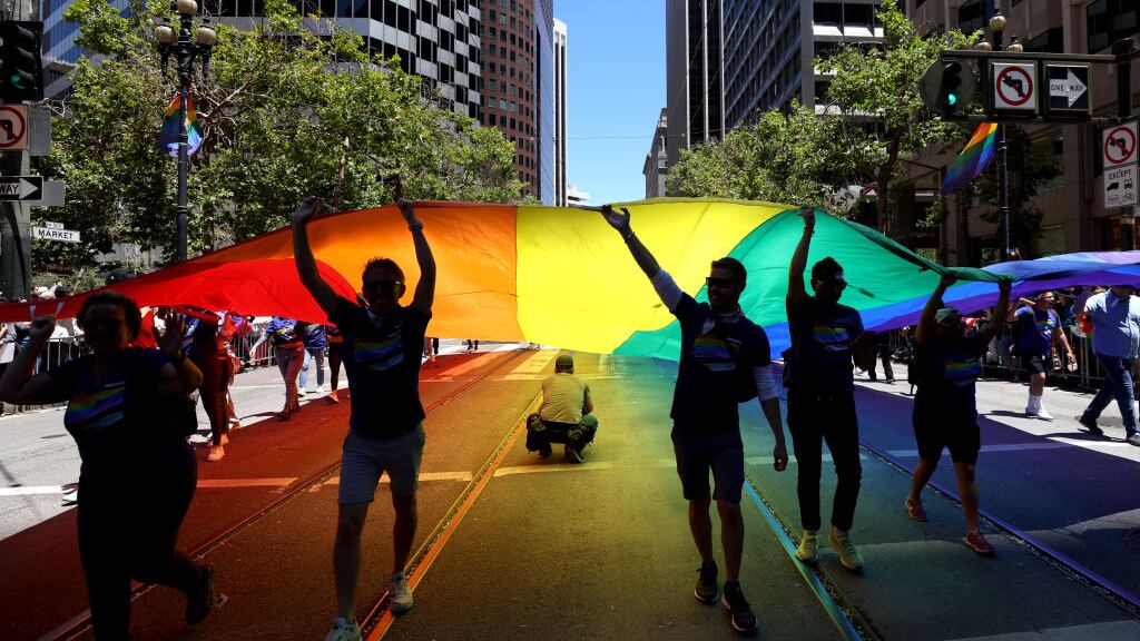 Pride es un festejo anual en muchos lugares del mundo para celebrar la diversidad sexual y de género, pero también es una forma de luchar por los derechos de las personas LGBT+ y abolir la desigualdad a la que se enfrentan. Foto: Getty Images.