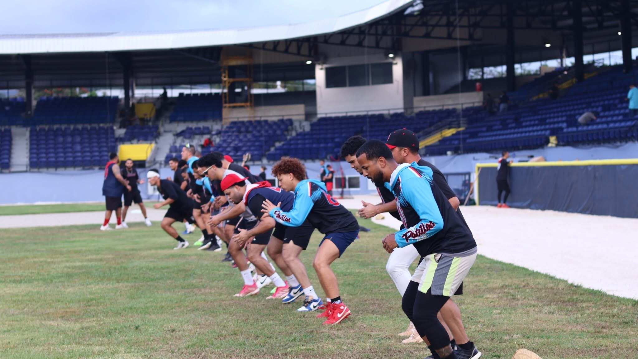 Los Leones de Patillas practicando en su estadio luego de cinco años.