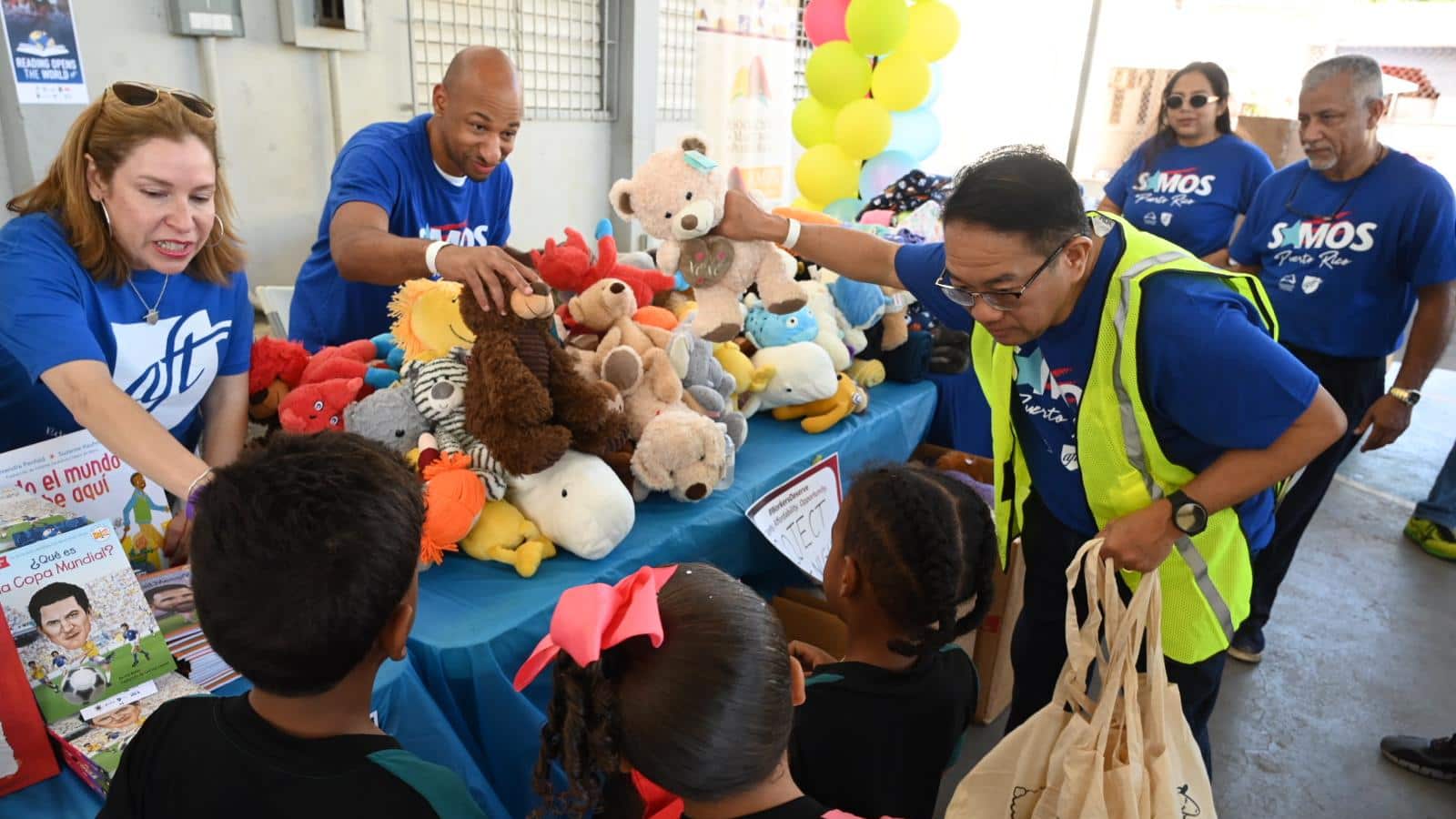 Iniciativa de la Asociación de Maestros y la AFT lleva recursos y mejoras a escuela en Santurce