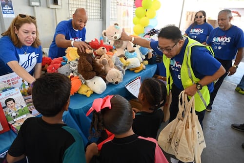 Más de 100 voluntarios lleva recursos y mejoras a escuela en Santurce