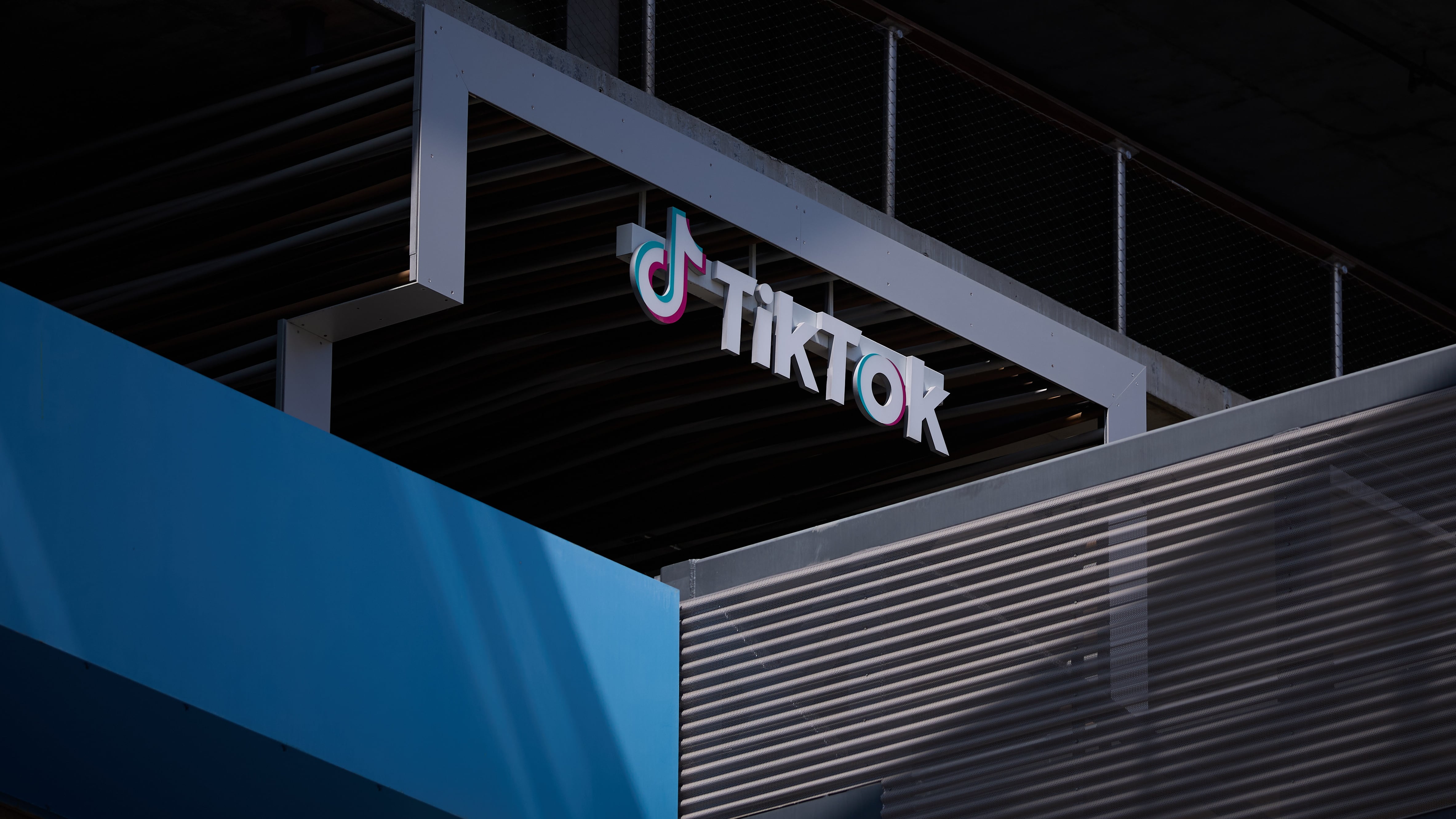 Fotografía de archivo del 15 de septiembre de 2025 que muestra un cartel en la sede de TikTok en Los Ángeles, California, (EE. UU). EFE/ Allison Dinner/ ARCHIVO