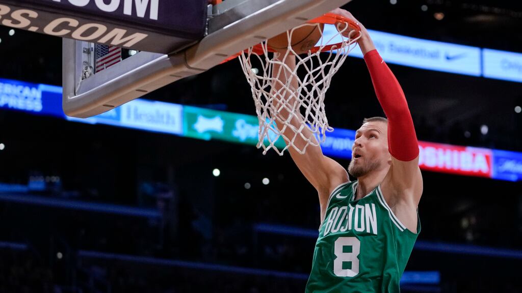 El pívot de los Celtics de Boston Kristaps Porzingis clava el balón en el encuentro de Navidad ante los Lakers de Los Ángeles el lunes 25 de diciembre del 2023. (AP Foto/Ryan Sun)