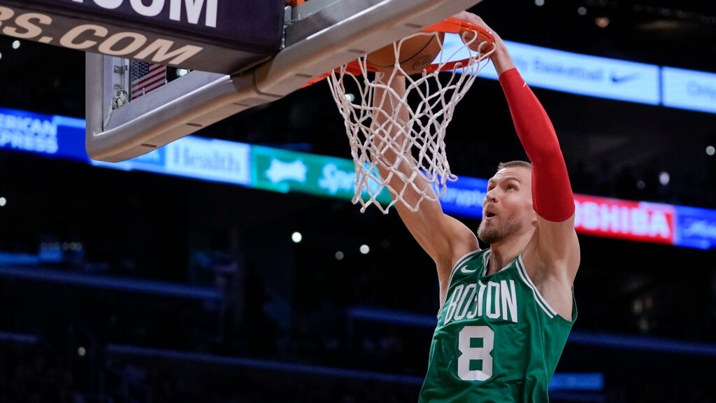 El pívot de los Celtics de Boston Kristaps Porzingis clava el balón en el encuentro de Navidad ante los Lakers de Los Ángeles el lunes 25 de diciembre del 2023. (AP Foto/Ryan Sun)