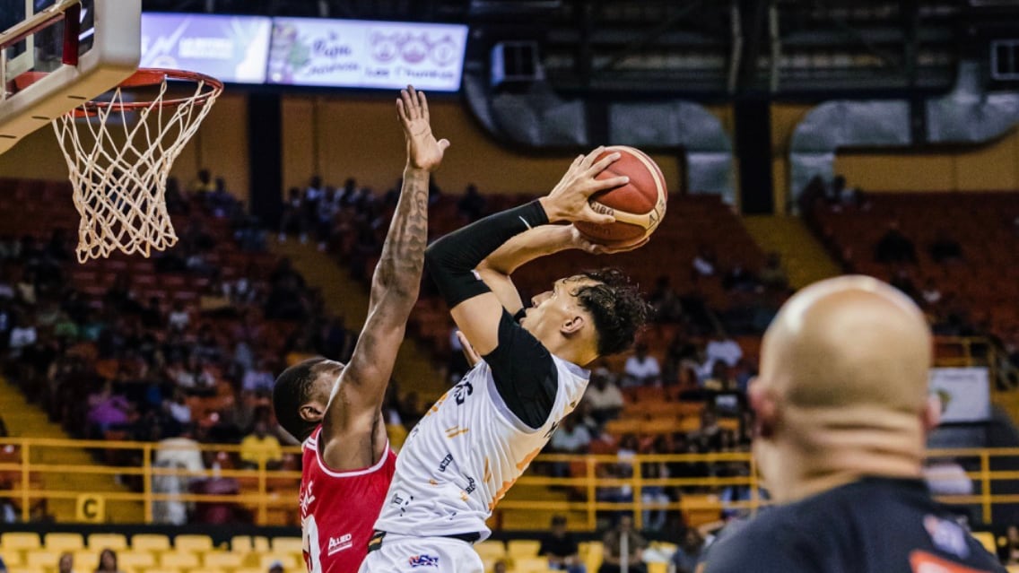 Los Capitanes de Arecibo superaron a los Gigantes de Carolina.