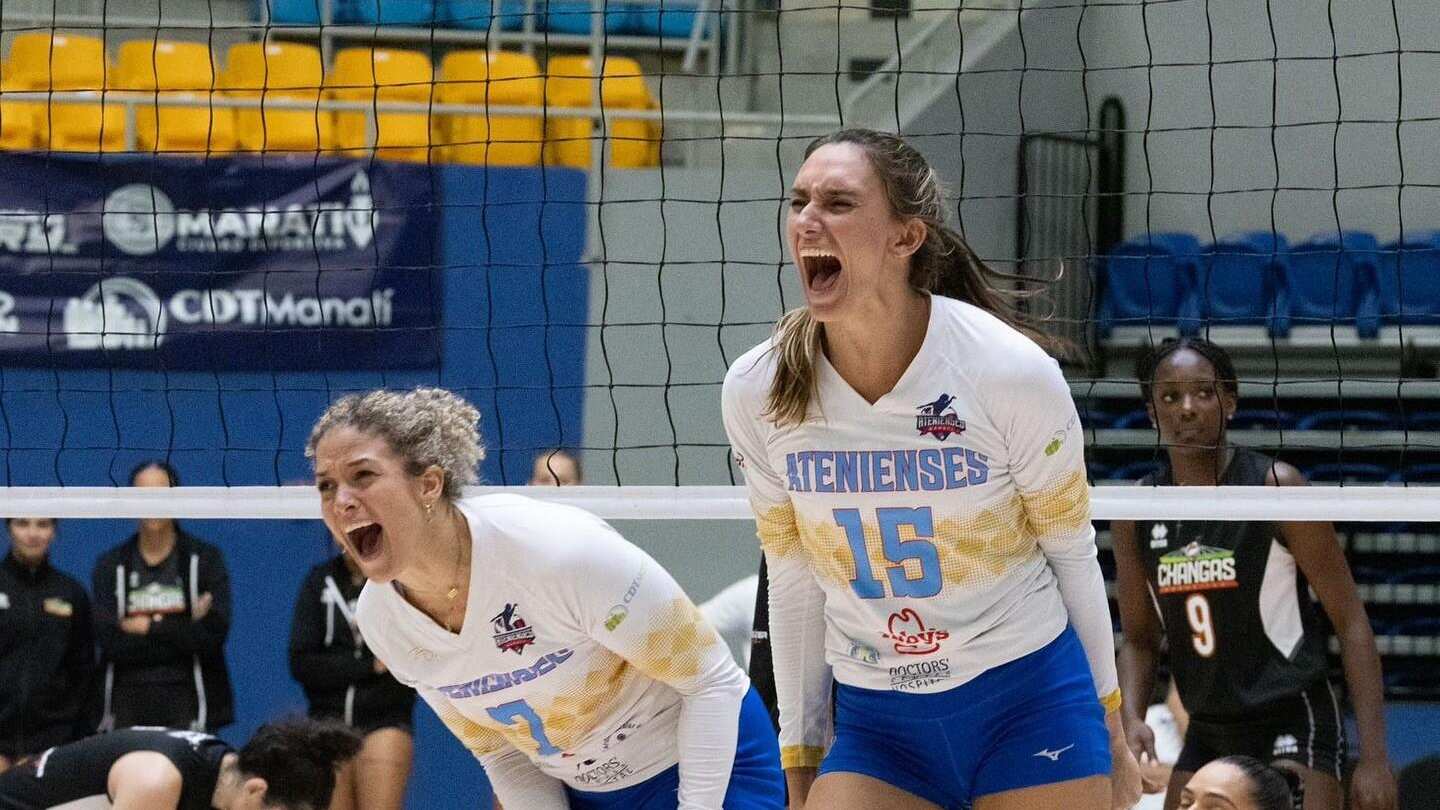 Lizzy Cintrón y Nicole Drewnick de las Atenienses.