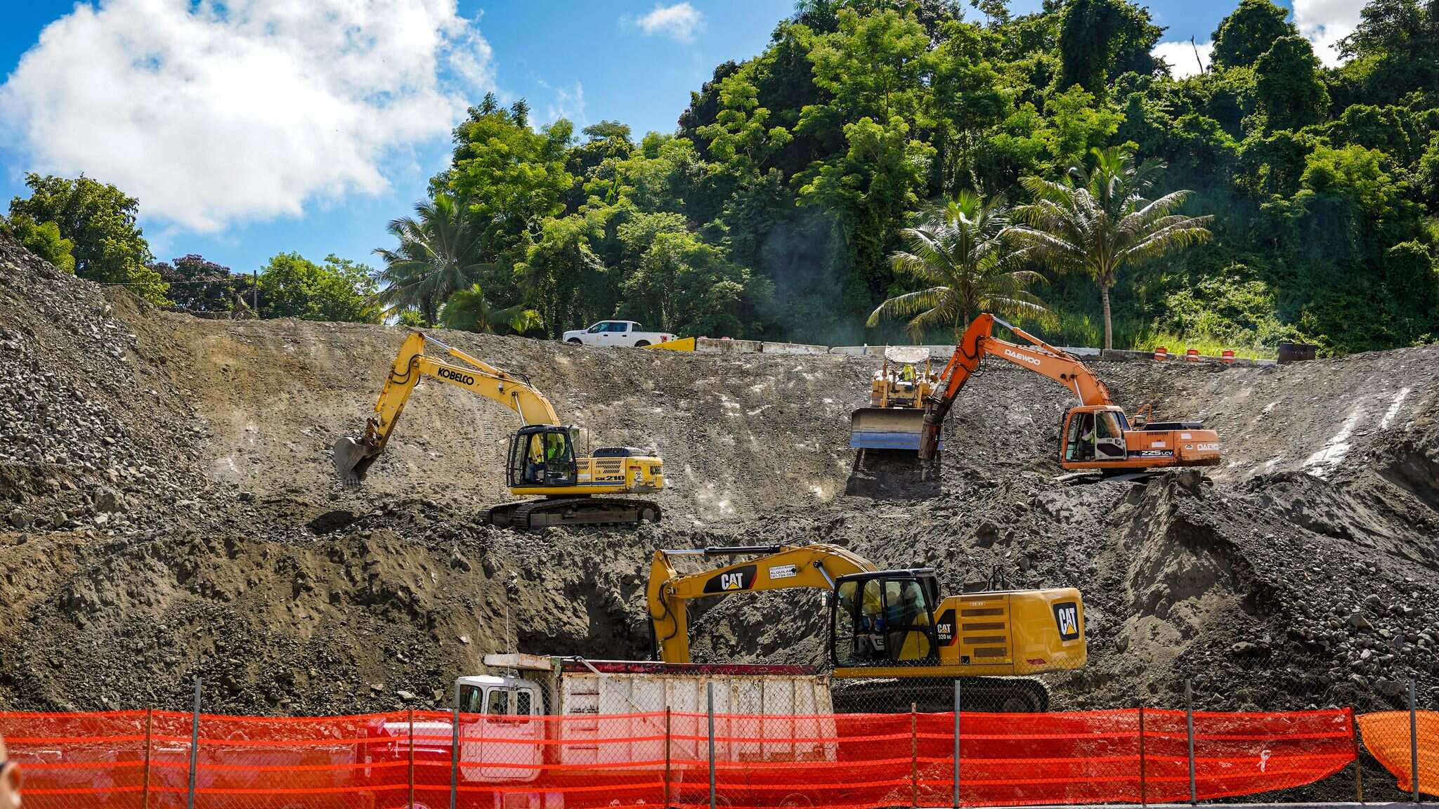 Trabajos de reconstrucción y rehabilitación de carreteras en Gurabo y San Lorenzo