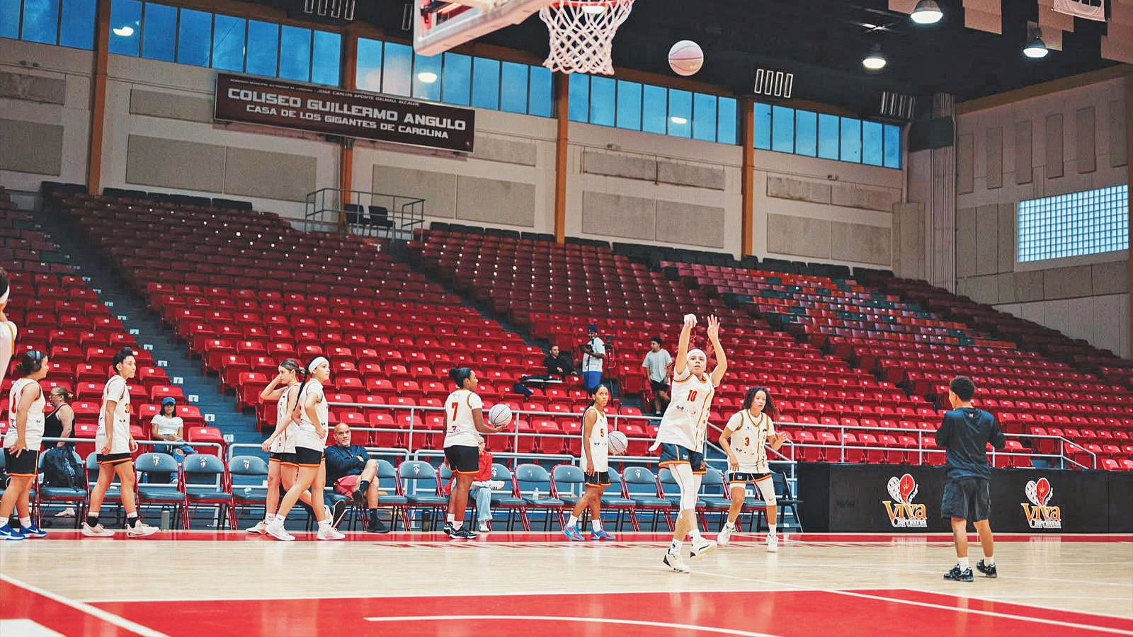 La falta de público a eventos deportivos femeninos es atribuida a varios factores.