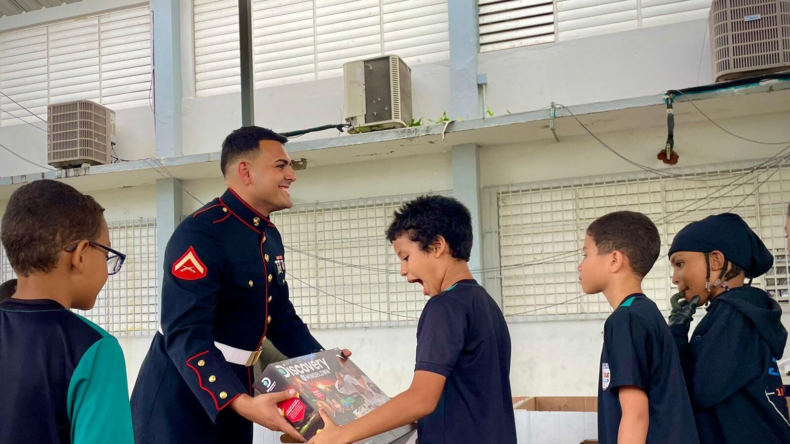 Boricuas de la Marina de Estados Unidos llevan regalos a familias de Villa Palmeras