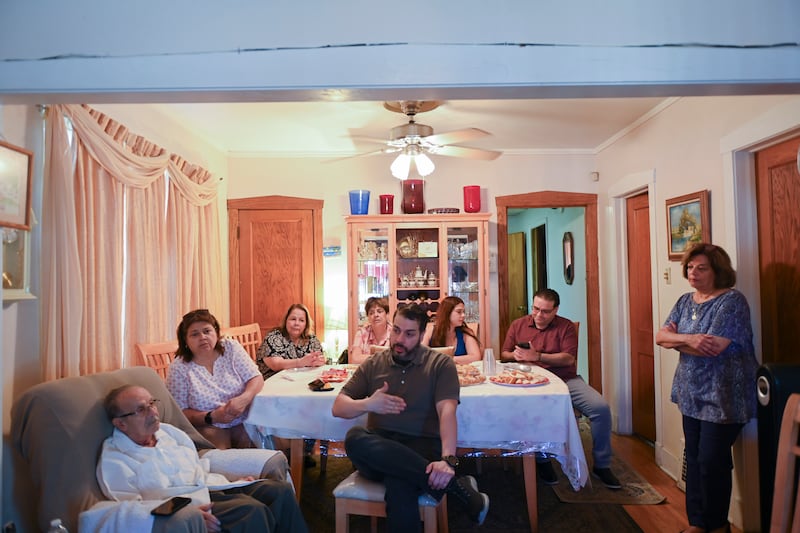 Antes de que Rafael Fernando Valderrama falleciera en diciembre de 2025, sus siete hijos (en la foto aparecen seis) se dividieron su cuidado por años entre la ciudad de Chicago y el pueblo de San Sebastián.

Fotos por Herminio Rodríguez | Centro de Periodismo Investigativo