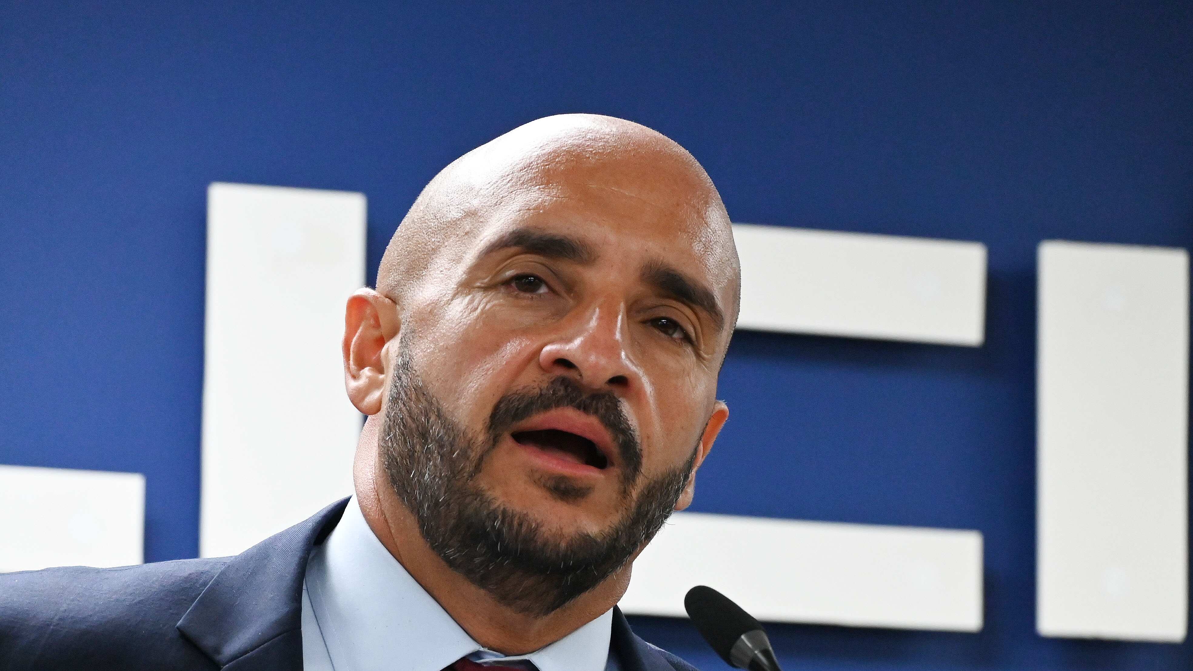 El Comisionado de la Policia, Joseph González. Conferencia semanal del Negociado de la Policía