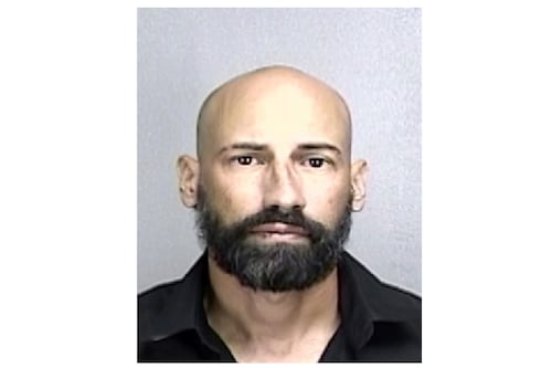 Encarcelan a hombre que portaba arma de fuego sin licencia y hurtada en una gasolinera