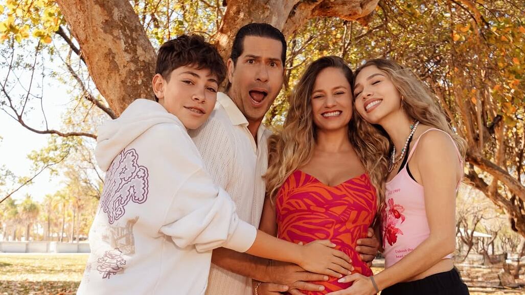 Gregorio Pernía junto a su esposa Erika Rodríguez y dos de sus hijos.