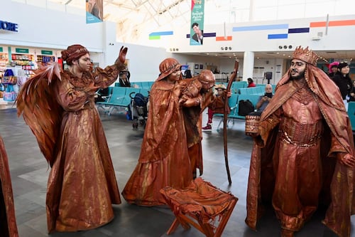 Nacimiento viviente sorprende a pasajeros en el aeropuerto de San Juan