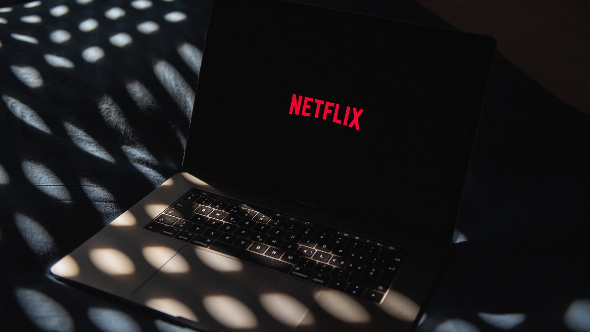 Imagen genérica de una laptop reproduciendo Netflix
