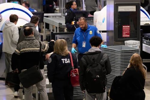 Agentes de la TSA trabajan sin cobrar en aeropuertos de Estados Unidos por otro cierre de gobierno
