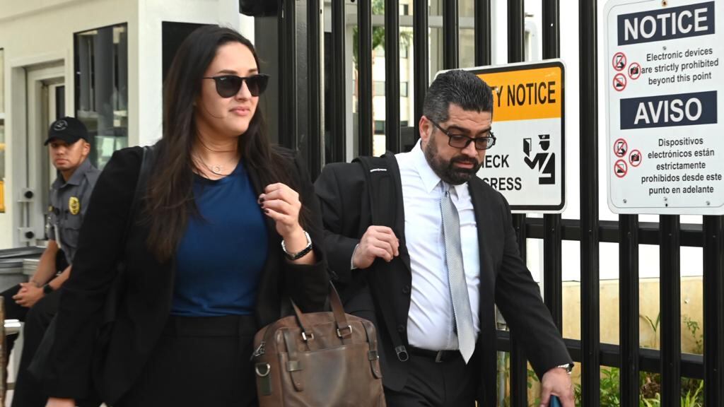 Los abogados del exboxeador Félix Verdejo y Jason González a su salida del Tribunal Federal