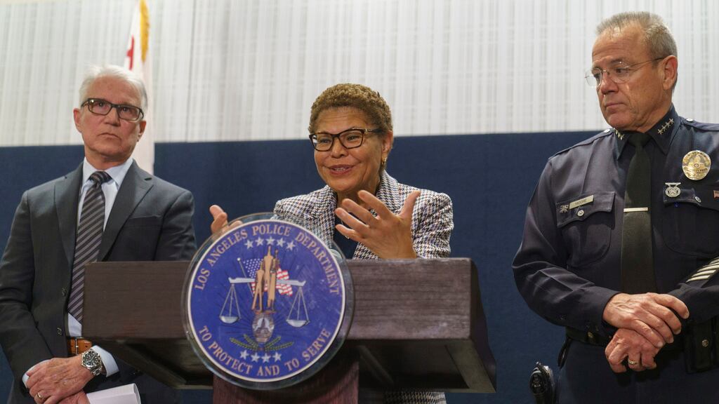 La alcaldesa de Los Ángeles, Karen Bass, en el centro, rodeada por el fiscal general del distrito de Los Ángeles, George Gascon, y el jefe de policía de Los Ángeles, Michel Moore, anuncia la detención de un sospechoso en tres recientes asesinatos de indigentes, el sábado 2 de diciembre de 2023, en Los Ángeles. (AP Foto/Damian Dovarganes)
