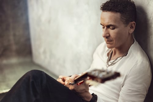 Fonseca canta a la vida, al amor y al tiempo en su nuevo disco Antes que el tiempo se vaya