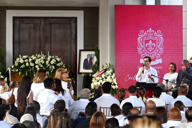 Dorado despide a Carlos López