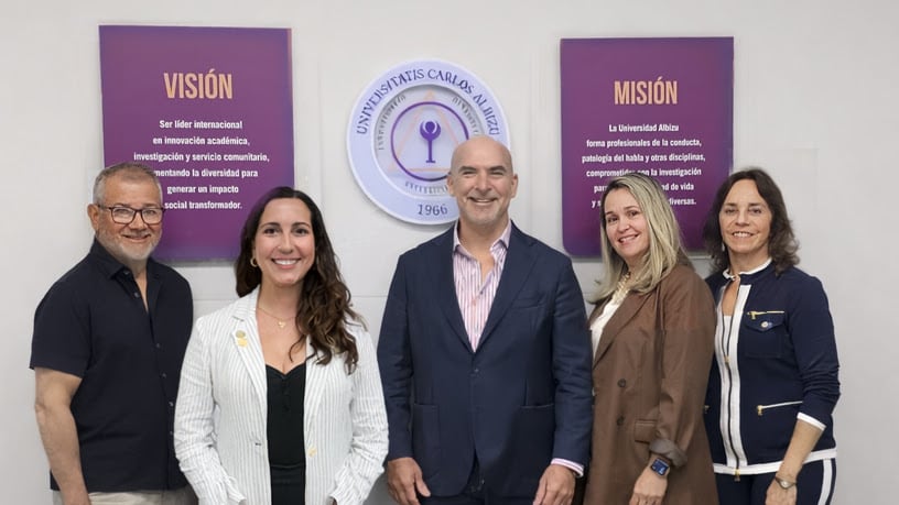El CPA Oscar Cullen, doctora Viviana Padilla-Martínez, CPA Jorge Mejía, doctora Maribel Del Rio-Roberts y Karen Garnik.