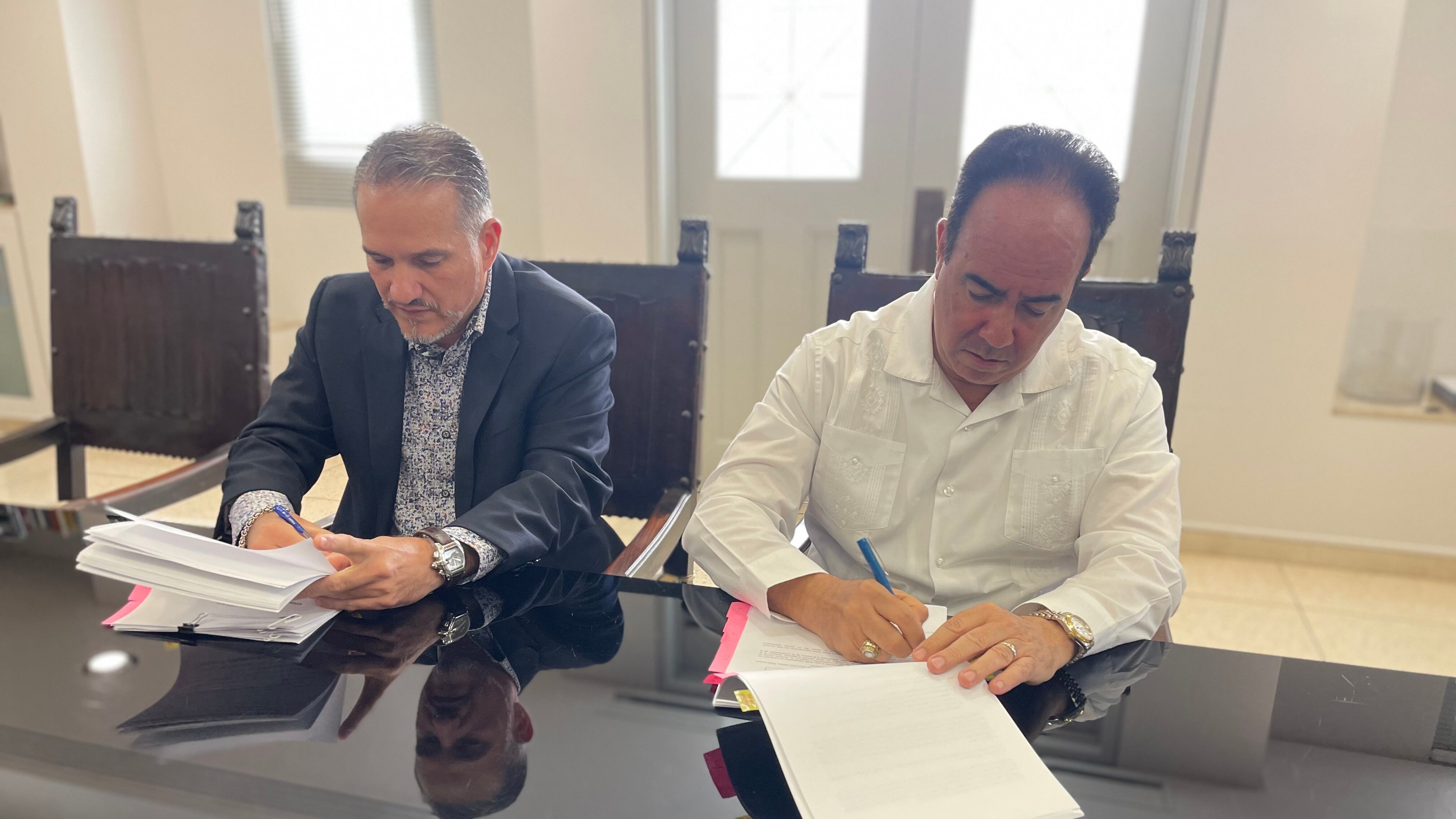 El director de AFI; Eduardo Rivera Cruz y el presidente de la UPR; Luis A Ferrao.