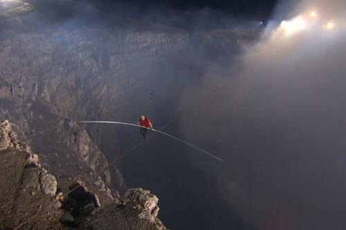 Acróbata atraviesa el cráter de un volcán activo en Nicaragua sobre la cuerda floja