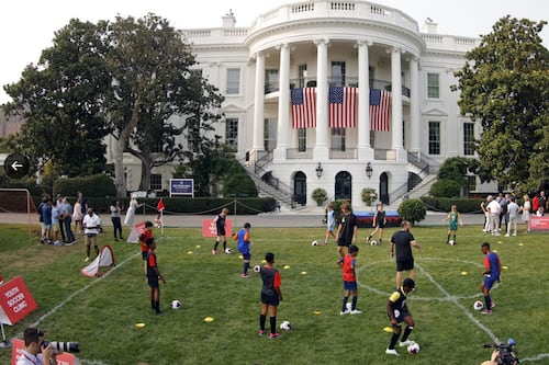 Casa Blanca transforma sus jardines en canchas de fútbol previo al Juego de Estrellas de la MLS