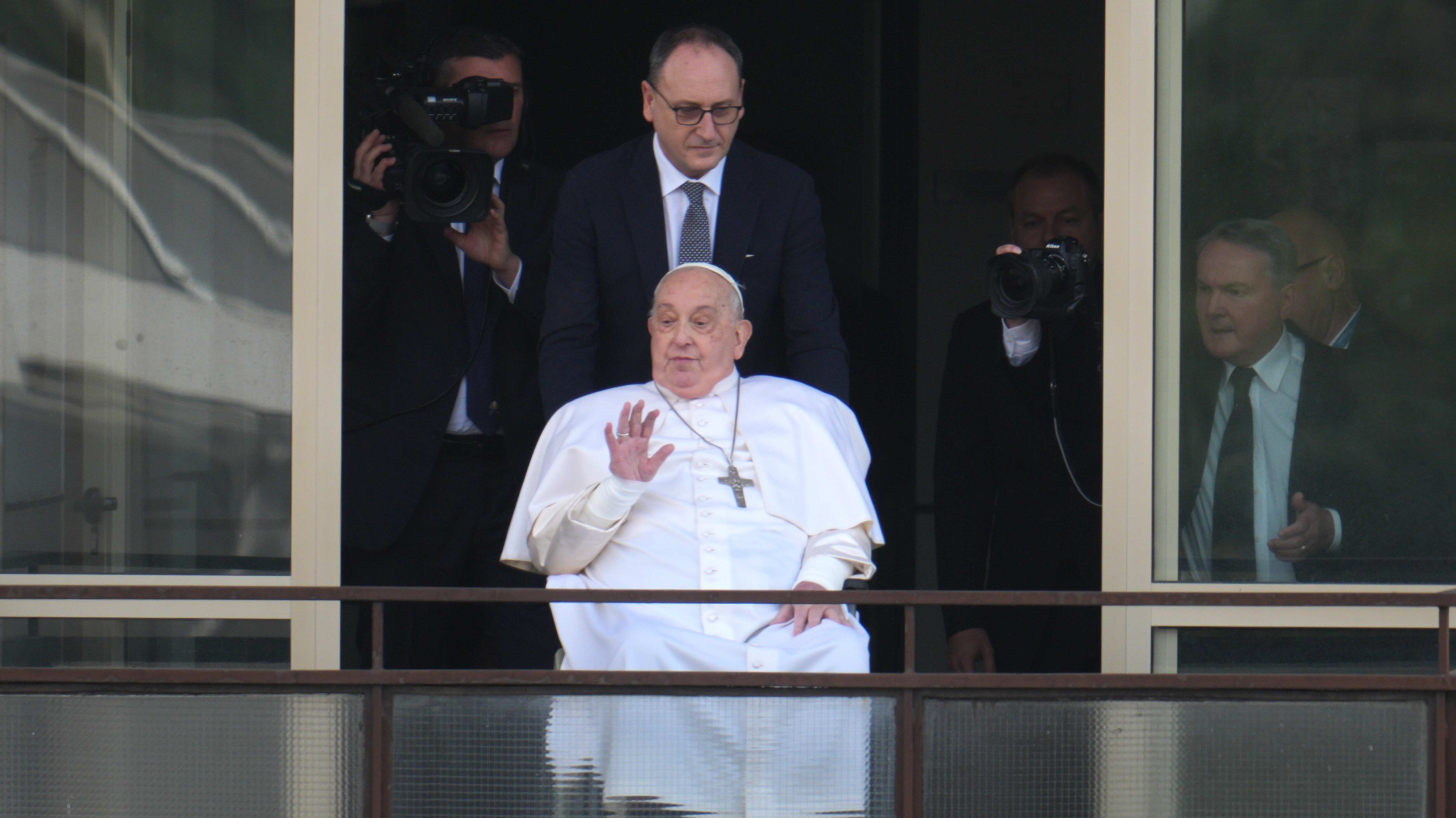 ROMA, ITALIA - 23 DE MARZO: El Papa Francisco aparece en su balcón para dirigirse a la multitud en el hospital Gemelli, su primera aparición pública desde su ingreso hospitalario el 23 de marzo de 2025 en Roma, Italia. El pontífice de 88 años ingresó el 14 de febrero con una infección respiratoria y una neumonía doble. El Vaticano informó ayer que su estado de salud general se mantiene estable, con ligeras mejorías. (Foto de Christopher Furlong/Getty Images)