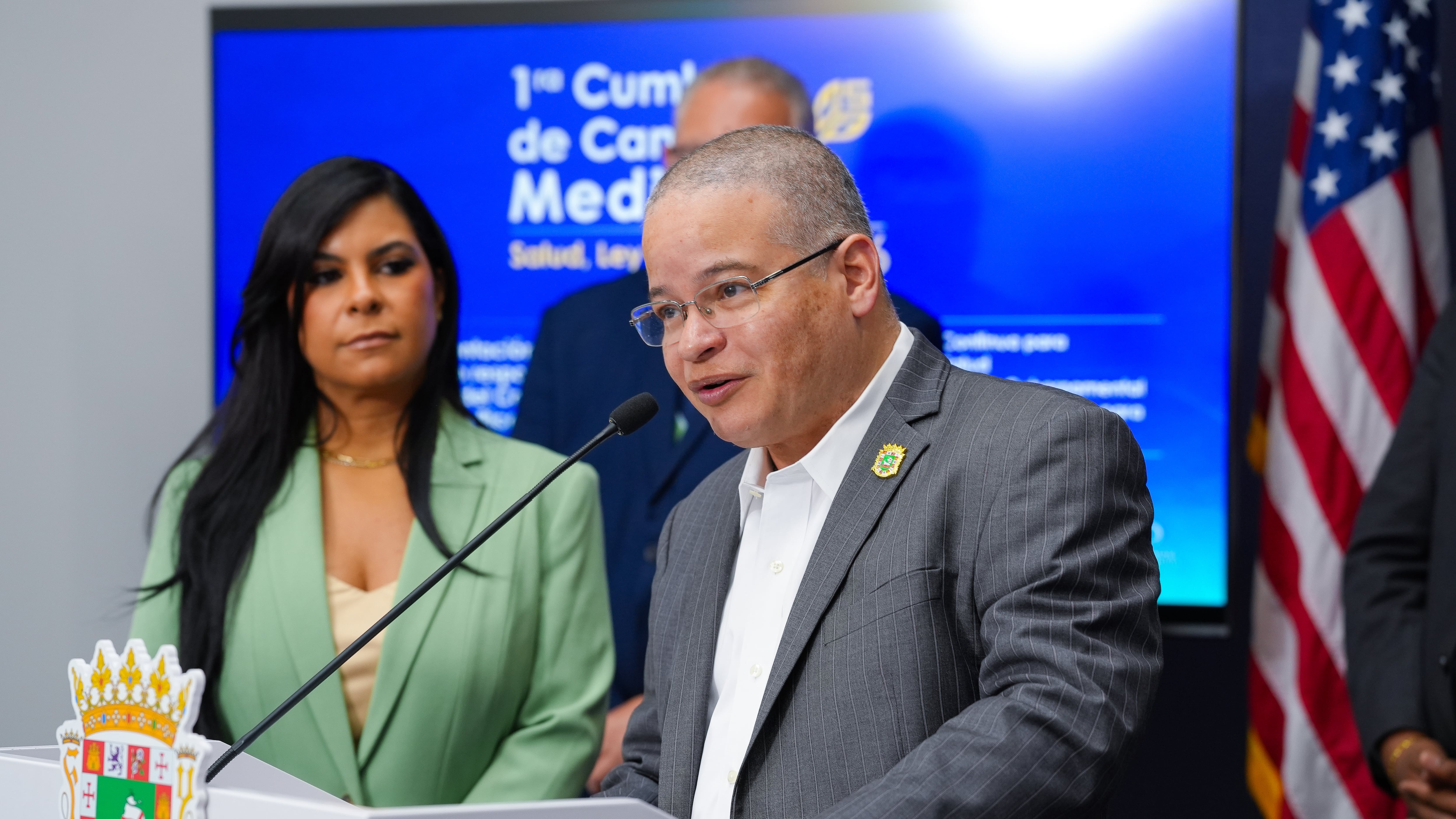 secretario de salud y directora ejecutiva de Junta Reglamentadora de Cannabis Medicinal