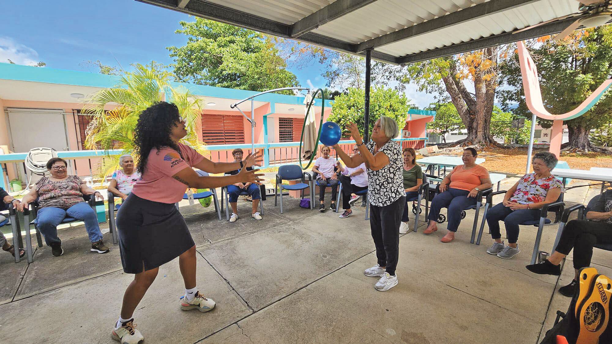 Adultos mayores participan de iniciativas de recreación y en deportes