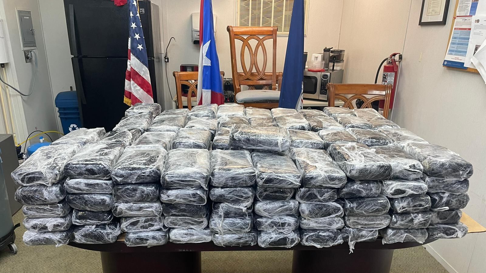 AMO intercepta embarcación con 511 libras de cocaína cerca de la isla Desecheo.