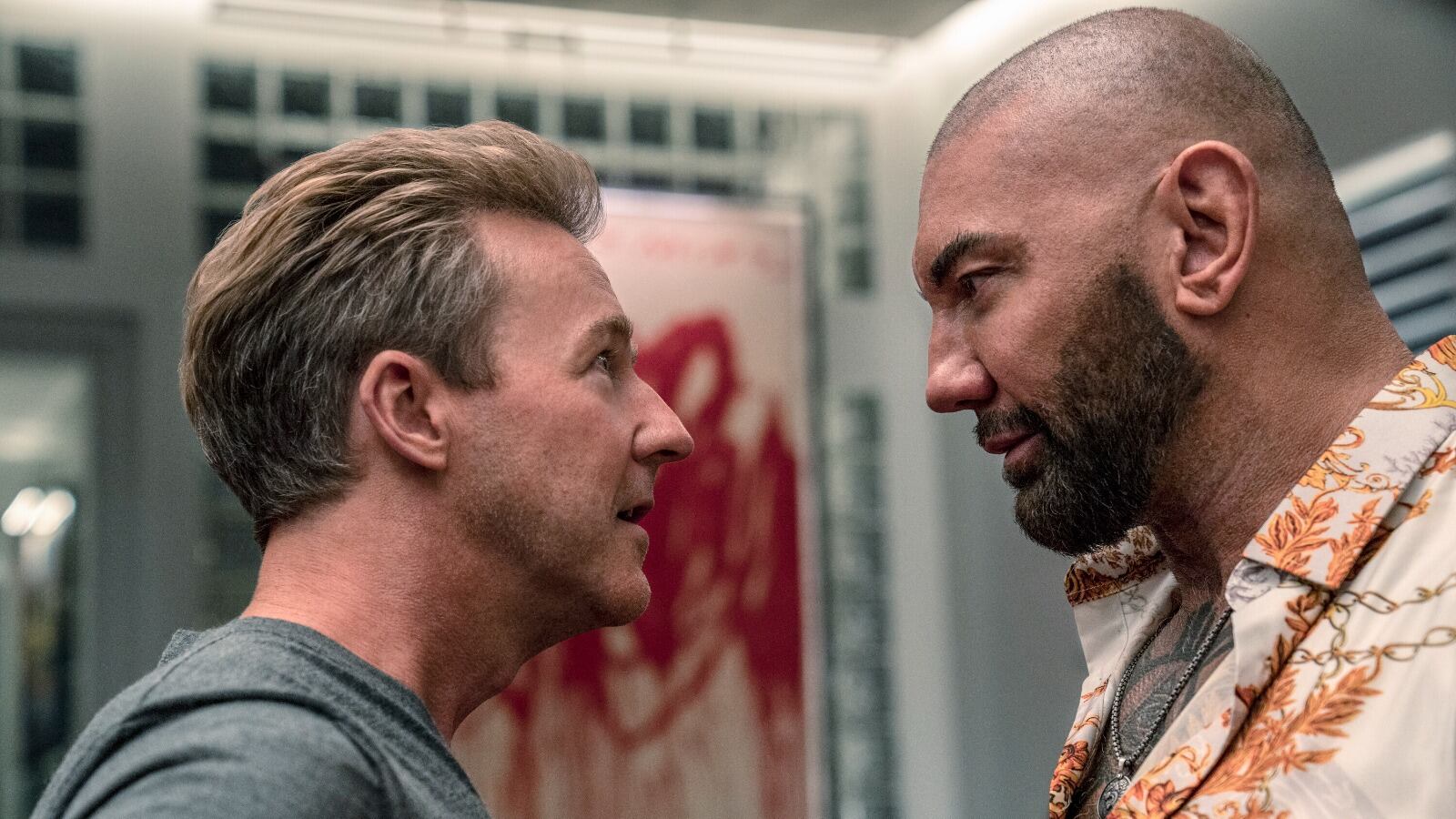 Los actores Edward Norton y Dave Bautista cara a cara en una escena de Glass Onion.