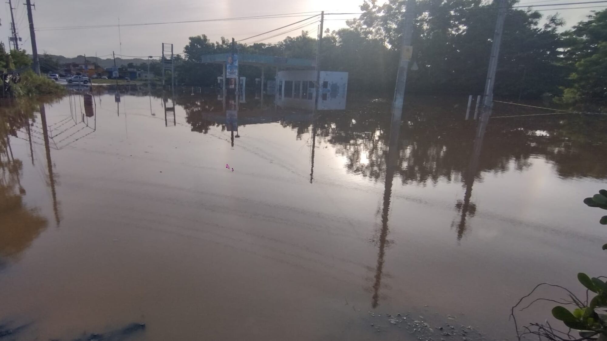 La carretera 115 sigue inundada tras fuertes lluvias por tormenta Ernesto.