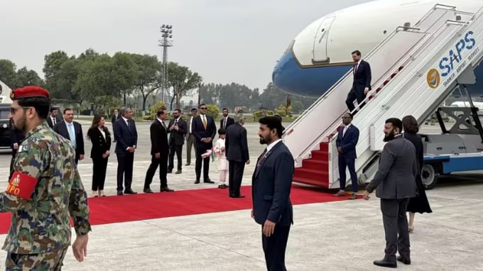 El vicepresidente de Estados Unidos, JD Vance llega a la base aérea de Nur Khan en Rawalpindi, Pakistán, el 11 de abril de 2026.