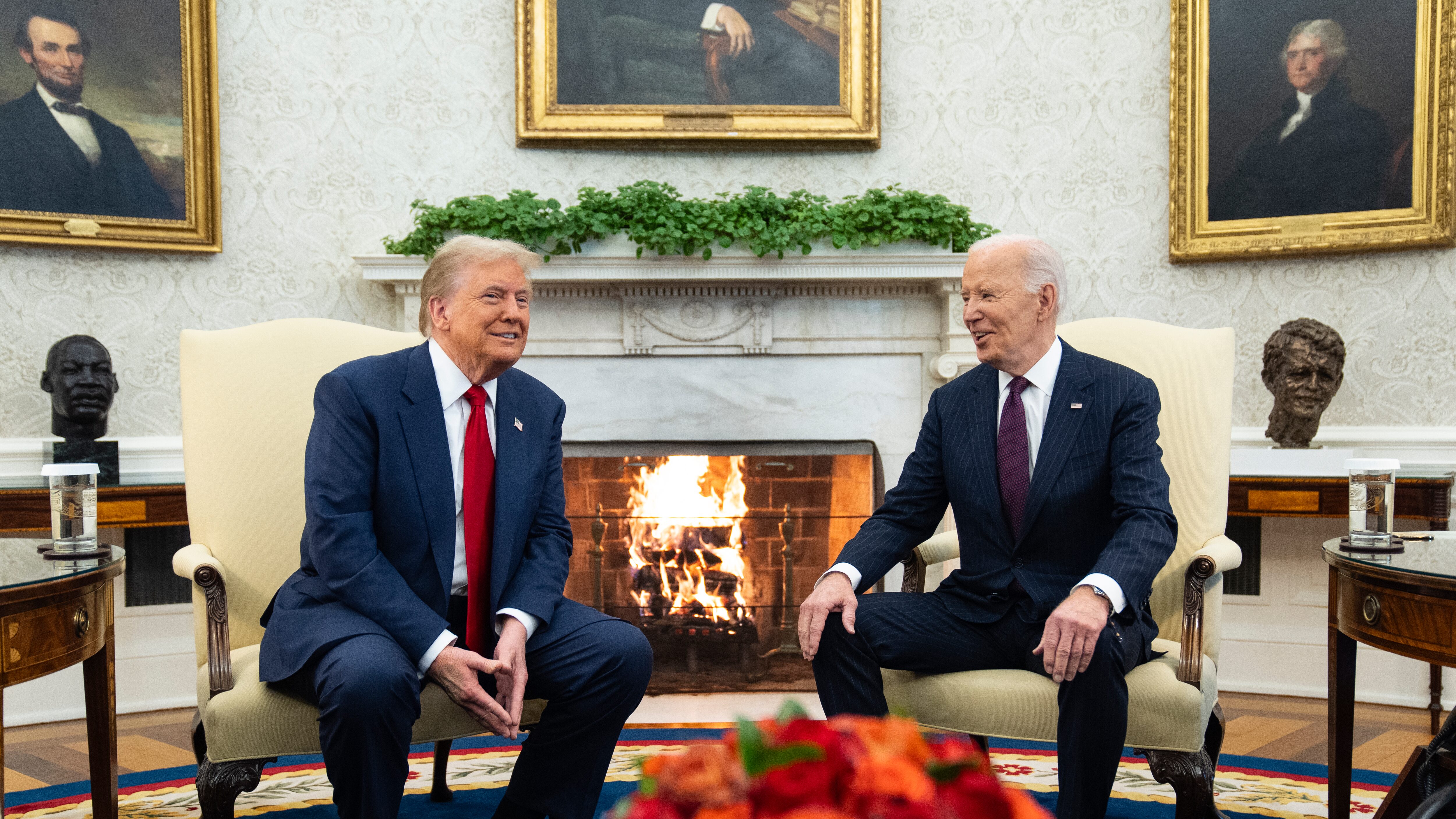 El presidente Joe Biden se reúne con el presidente electo Donald Trump en la Oficina Oval de la Casa Blanca, el miércoles 13 de noviembre de 2024, en Washington. (Foto AP/Evan Vucci)