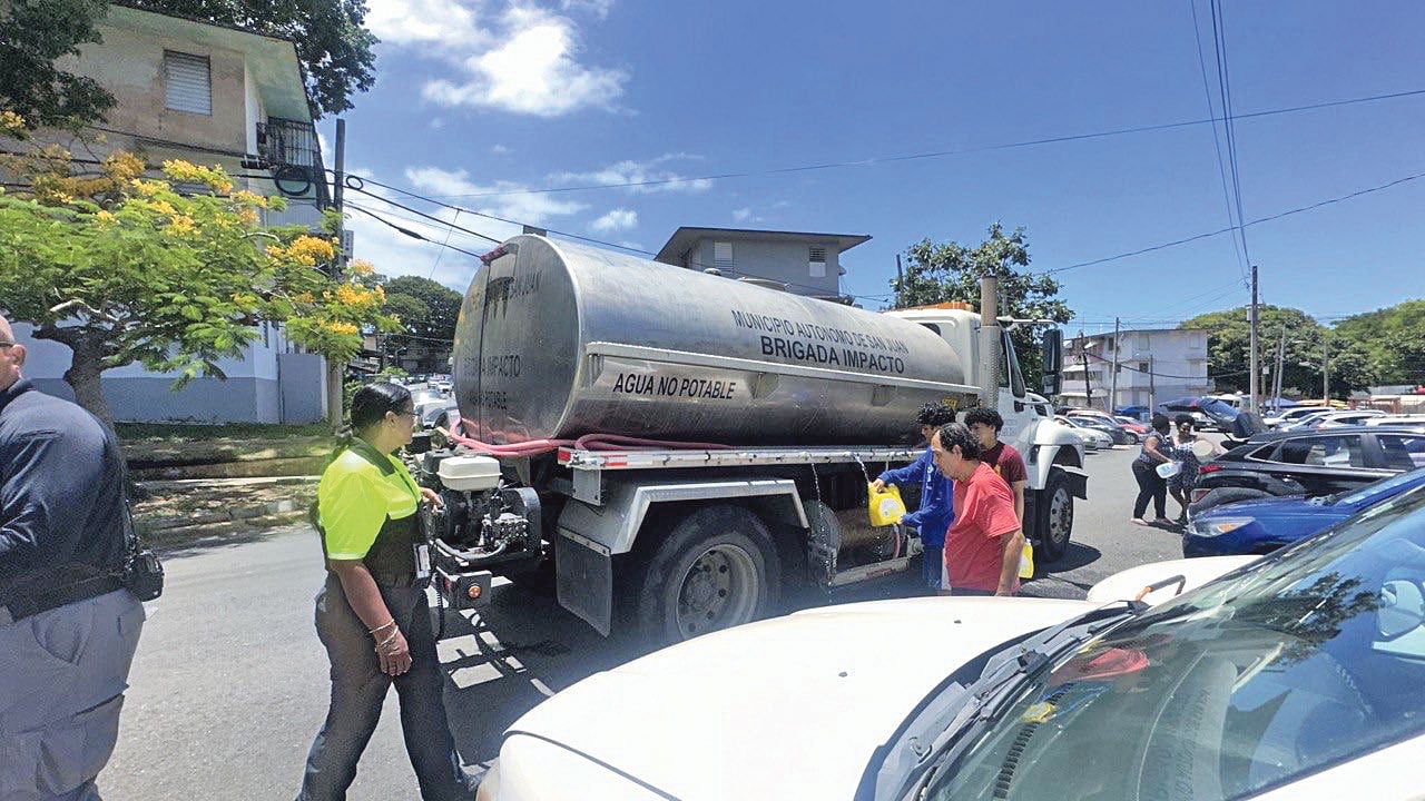 Camiones cisterna suplen agua a comunidades afectadas por interrupciones en la zona metropolitana.