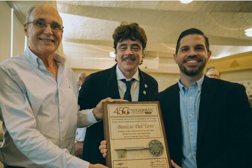 Benicio del Toro es galardonado con la ‘Llave de la Ciudad de San Germán’