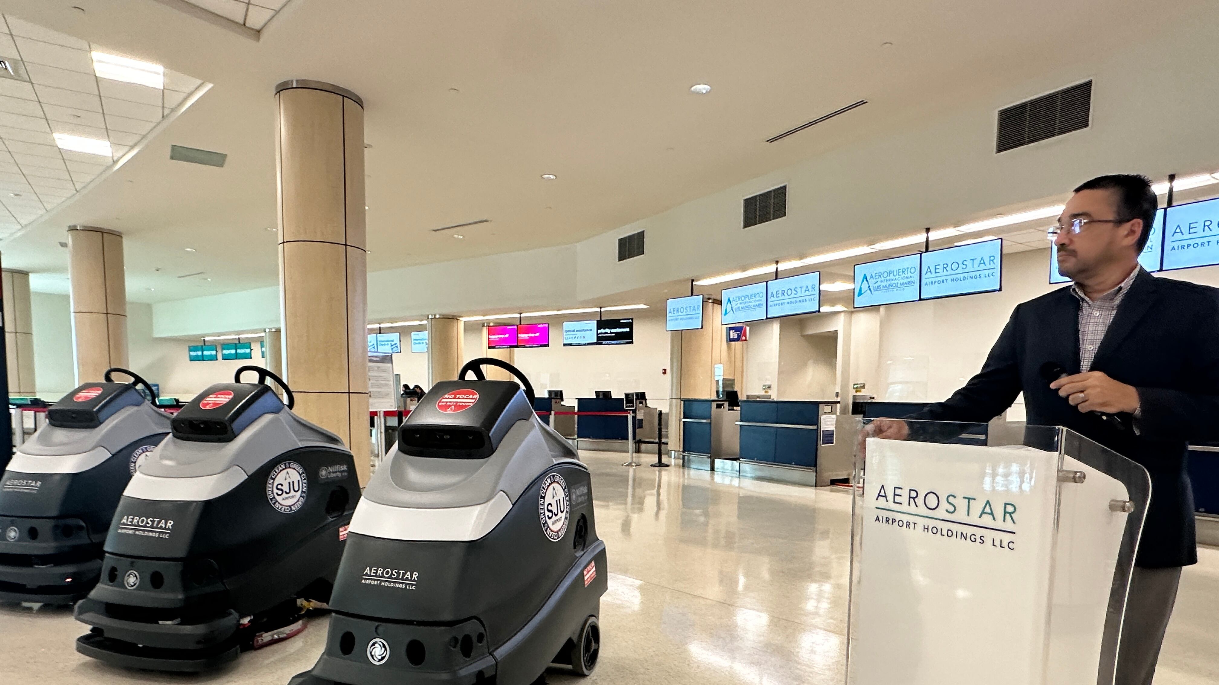 Tres robots complementarán la limpieza en el aeropuerto.