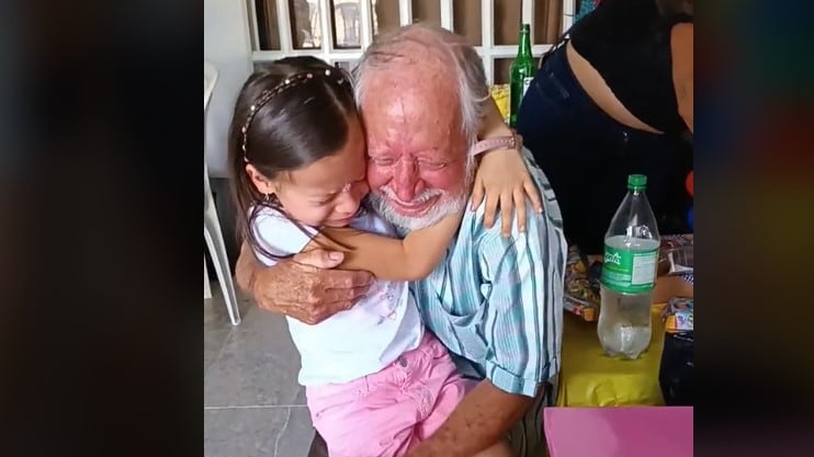 El abuelo no aguantó al llanto al ver la emoción de su nieta cuando él le dio el regalo