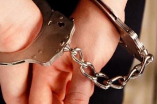 Arrestan a hombre que le lanzó con una piedra a su esposa y luego la golpeó en Yauco