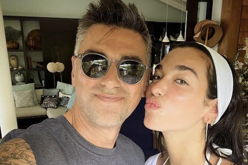 “Que presente” Papá de Dua Lipa es captado en show de Bad Bunny y termina robando suspiros