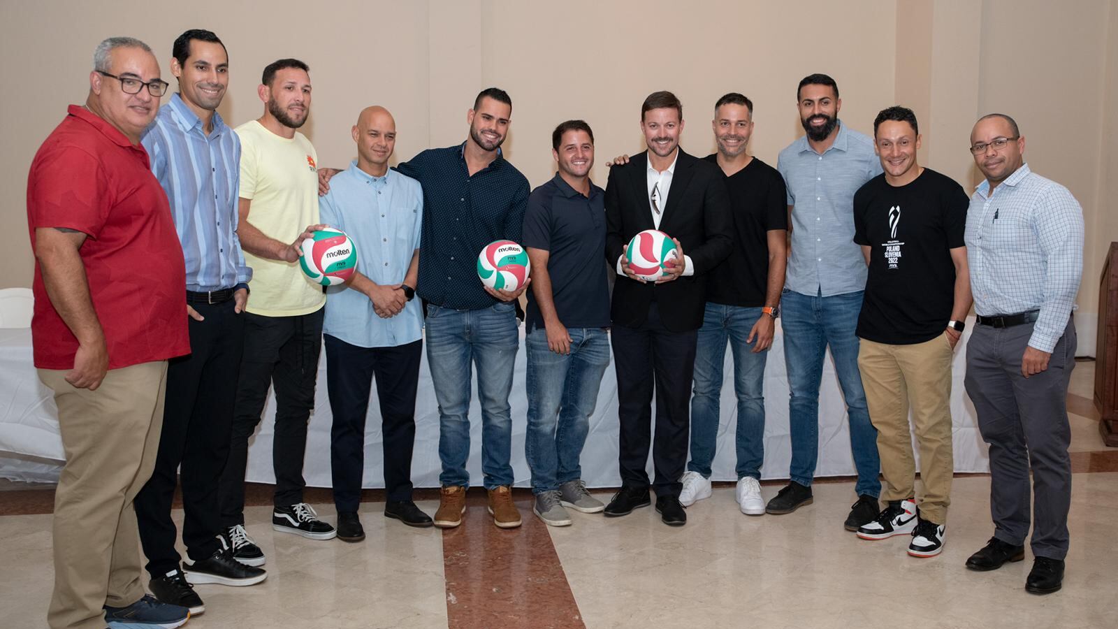 Foto Oficial Jugadores junto a dirigentes de la LVSM. FOTOS: Kelvin Sánchez / Especial para la Federación Puertorriqueña de Voleibol