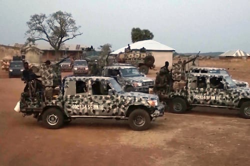 Fuerzas nigerianas buscan a cientos de niños secuestrados de escuela