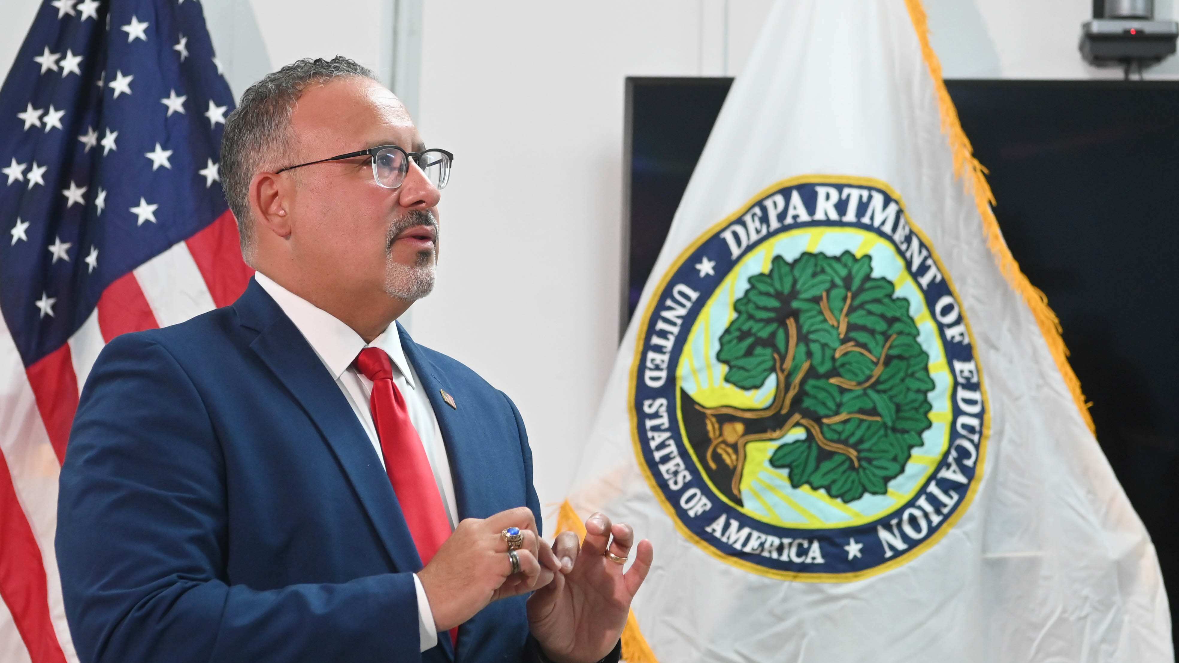 Dr. Miguel Cardona, Secretario de Educación de los EUA