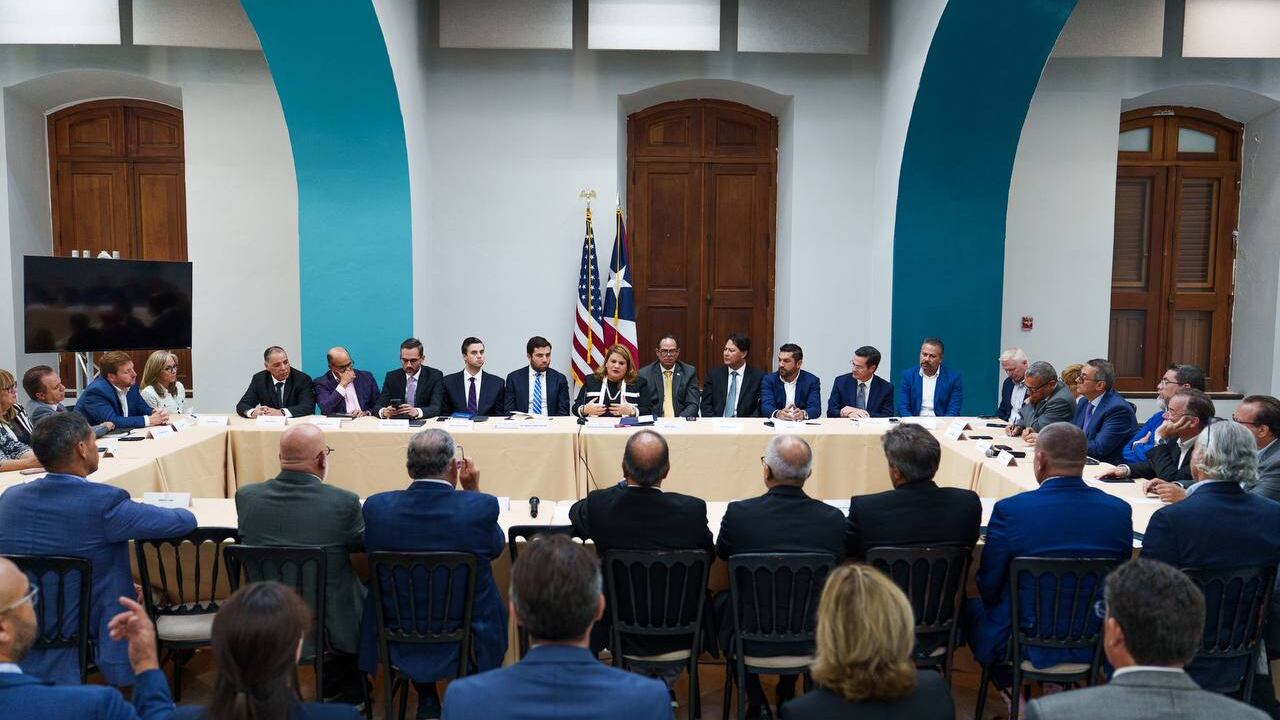 Reunión de la gobernadora con líderes del sector manufacturero.