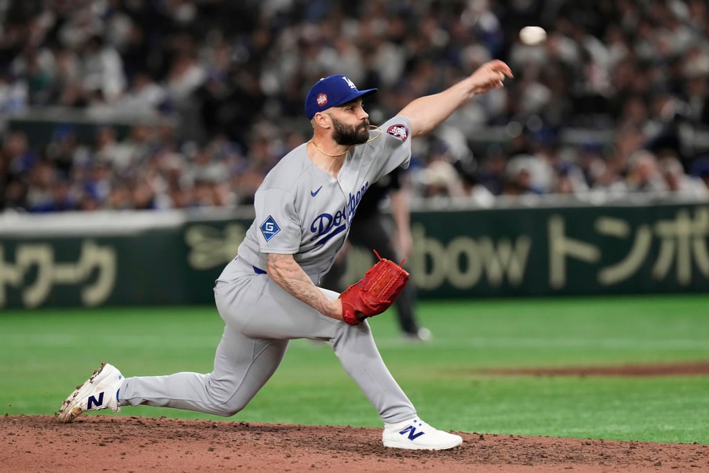 El relevista de los Dodgers de Los Ángeles, Tanner Scott, lanza a los Cachorros de Chicago en la novena entrada de un partido de la Serie Mundial de Béisbol de la MLB en Tokio, Japón, el martes 18 de marzo de 2025. (Foto AP/Eugene Hoshiko)