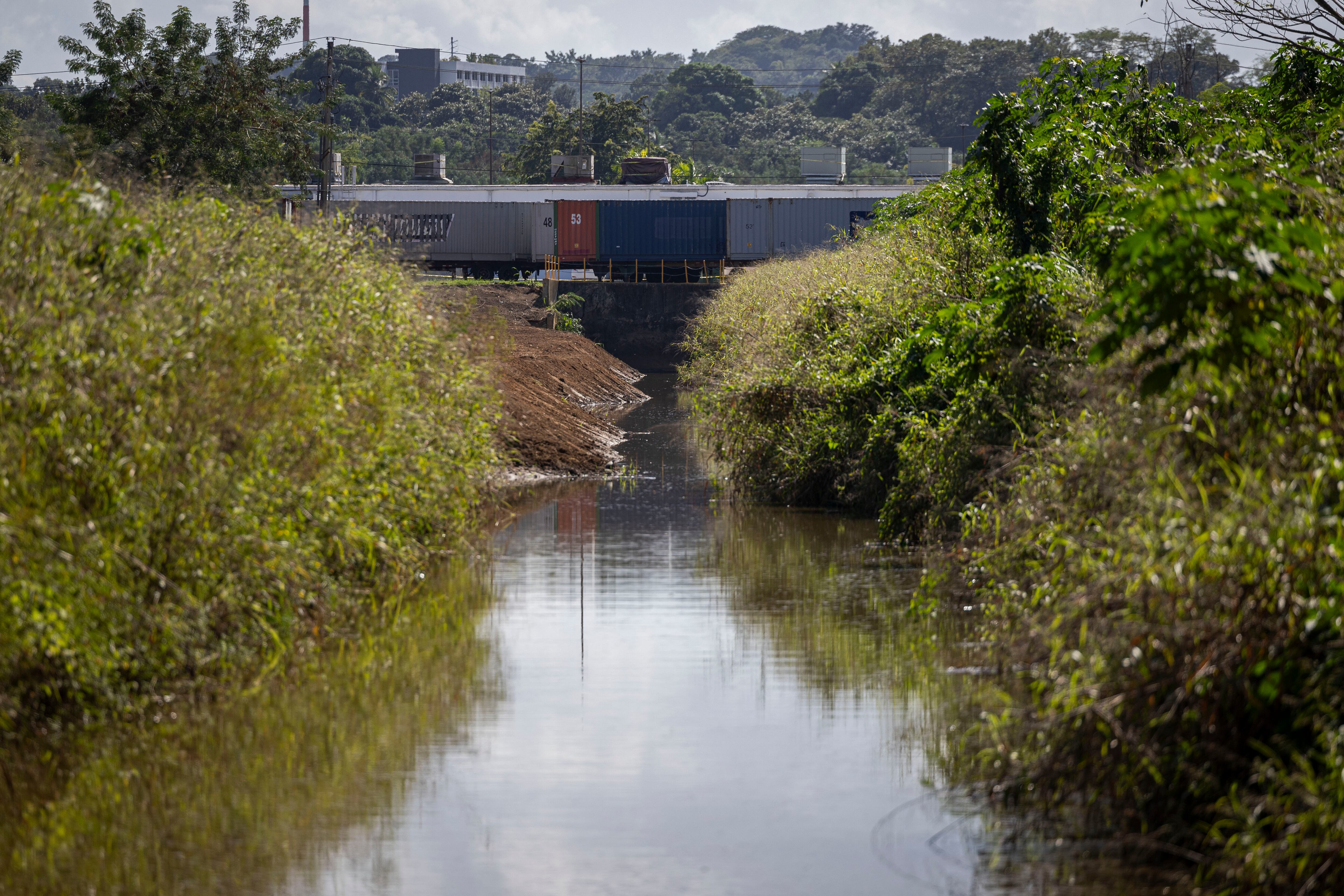 Caño que afecta el sector Maní cuando ocurren lluvias en Mayagüez, Puerto Rico el 12 de enero del 2025. (Foto/Ricardo Arduengo). Centro de Periodismo Investigativo.
