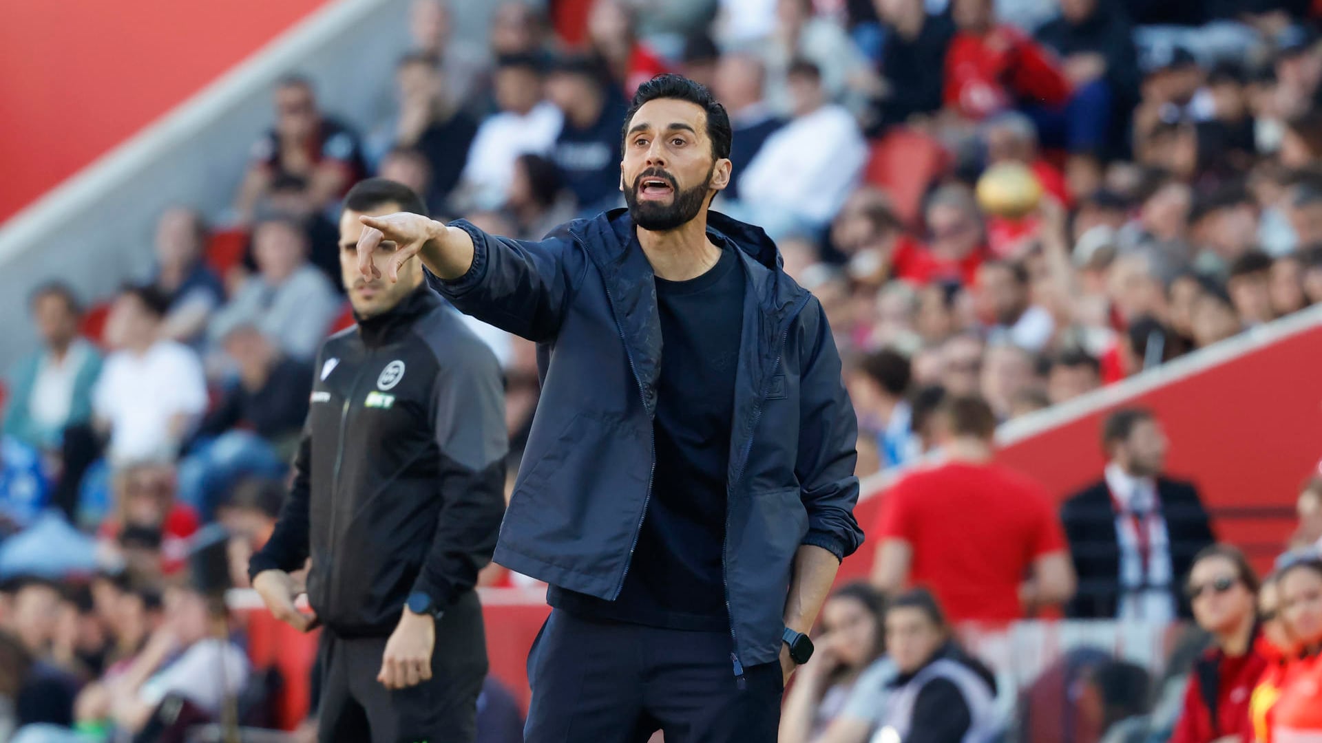 El entrenador del Real Madrid, Álvaro Arbeloa, durante el partido de la jornada 30 de LaLiga EA Sports entre el Mallorca y el Real Madrid en Son Moix.